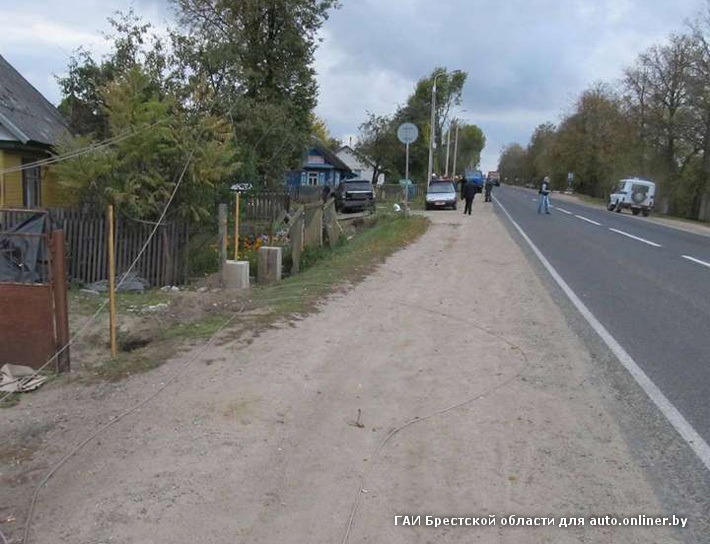 В деревне Тюхиничи автомобиль врезался в опору ЛЭП, пострадал ребёнок