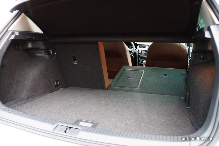 Заднее сиденье складывается в стандартной пропорции и образует почти ровный пол. Максимальный объем багажного отделения – 1270 литров. К слову, это меньше, чем у предшественника (1305 л)