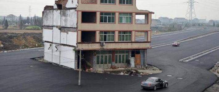 Упрямых китайцев оставили жить в 5-этажном доме посреди нового шоссе