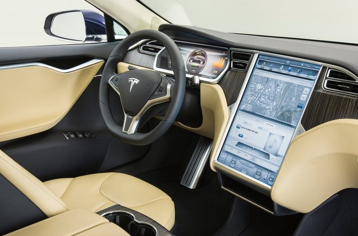 Интерьер серийного Tesla Model S