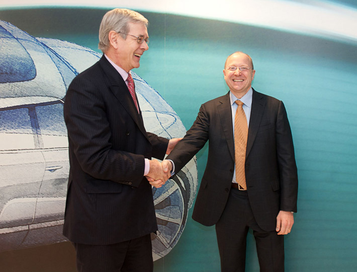 Стив Гирски из GM (справа): "Филипп, а почему вы уволили 3500 сотрудников c завода Peugeot?" Филипп Варэн: "Они купили себе по Renault Clio" 