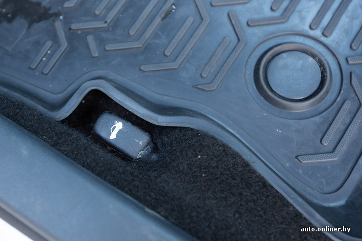 Багажник можно открыть либо ключом, либо вот этим рычажком, расположенным на полу возле водительского сиденья 