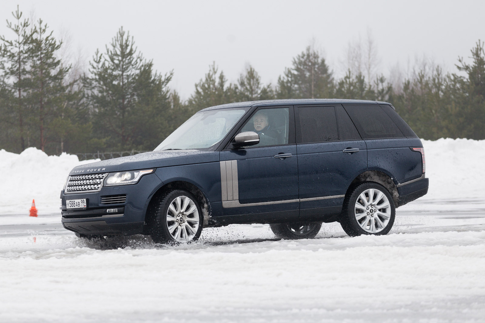 Пытаемся застрять в сугробе на новом Range Rover