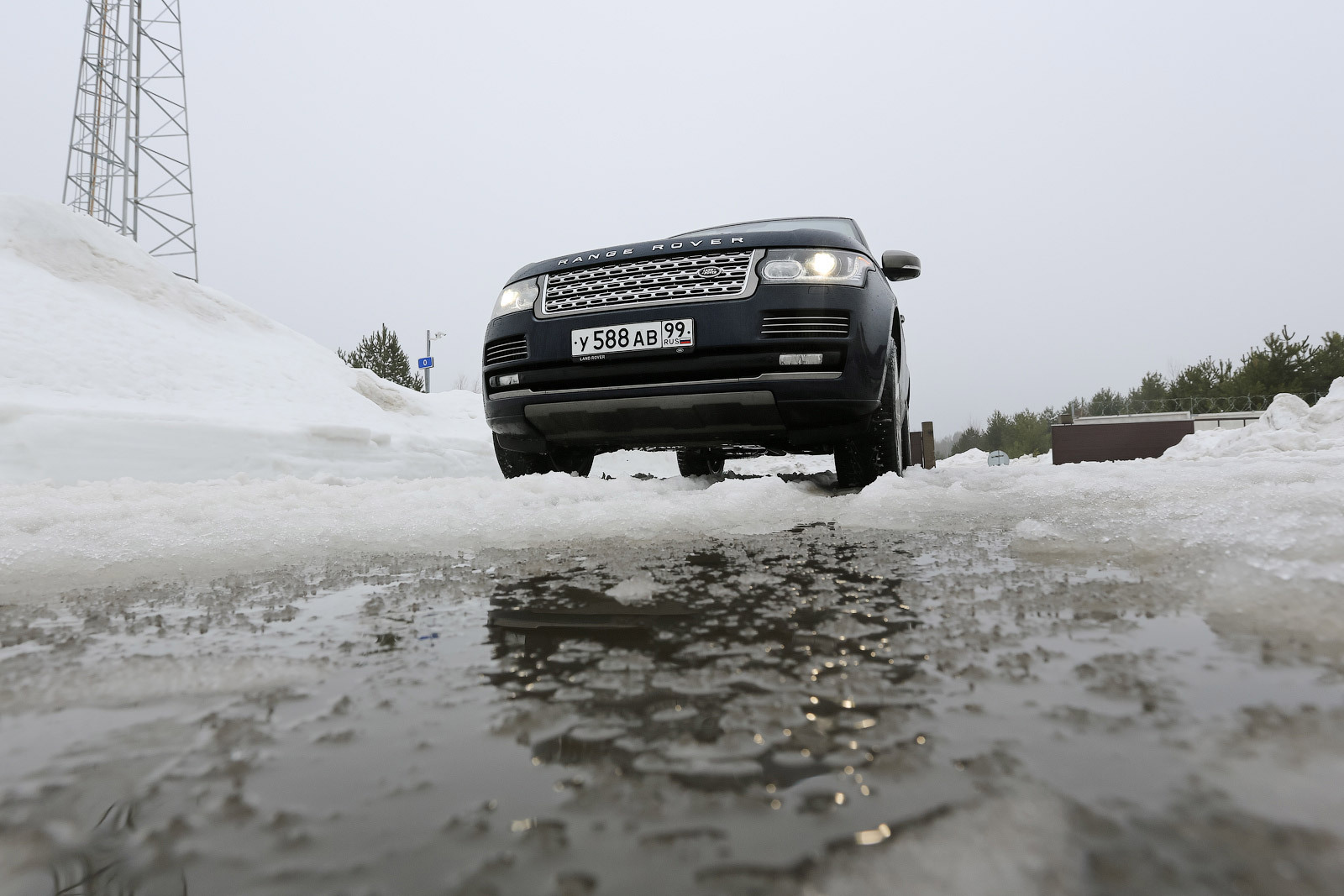 Пытаемся застрять в сугробе на новом Range Rover