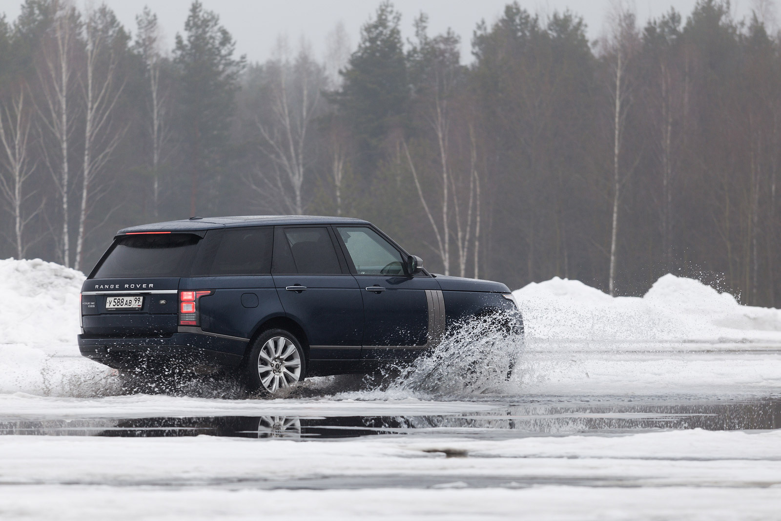 Пытаемся застрять в сугробе на новом Range Rover