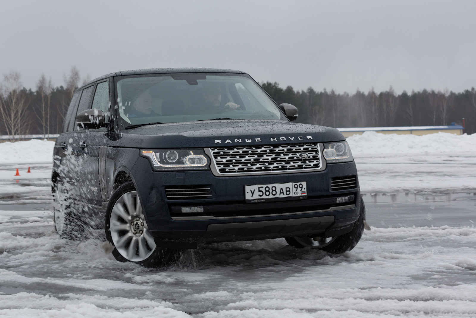 Пытаемся застрять в сугробе на новом Range Rover