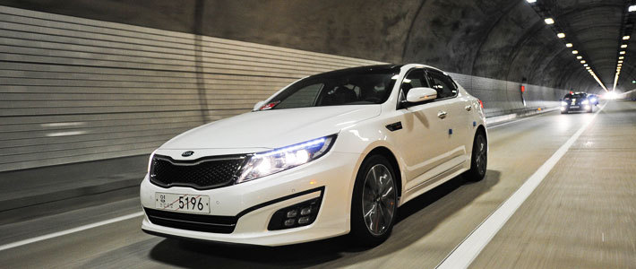 Белая Kia Optima 