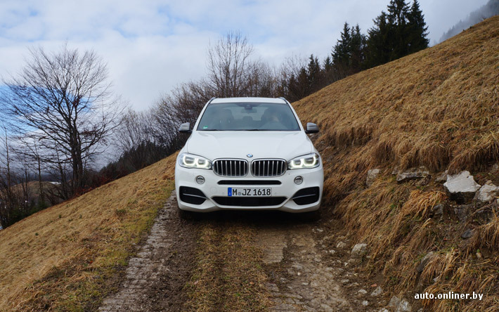 Как и BMW X5 50i, дизельная «эмка» в базовой комплектации оснащается ксеноновыми фарами. Адаптивная светодиодная оптика, которая доступна в качестве опции, отличается по горизонтальному расположению источников света в центре светодиодных колец