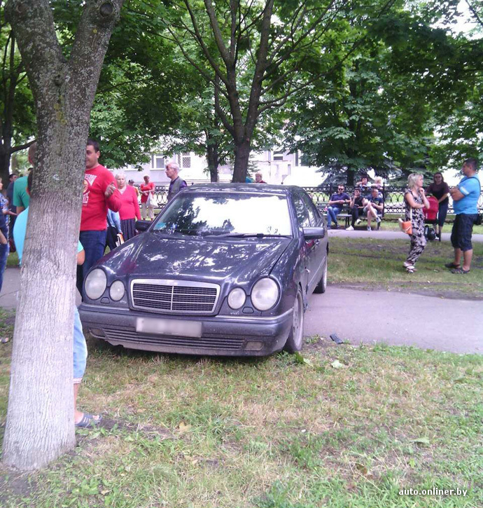 Очевидец: Mercedes вылетел на газон, едва не сбив пешеходов