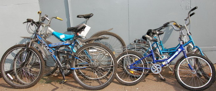 Милиционеры «воруют» непристегнутые велосипеды, чтобы отучить их хозяев от легкомыслия