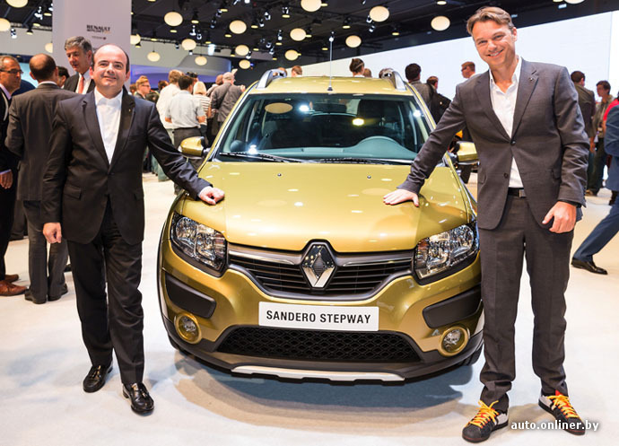 Бруно Анселен, руководитель региона Евразия и генеральный директор Renault Россия, шеф-дизайнер Renault Лоуренс ван ден Акер, и новый Stepway на автосалоне в Москве