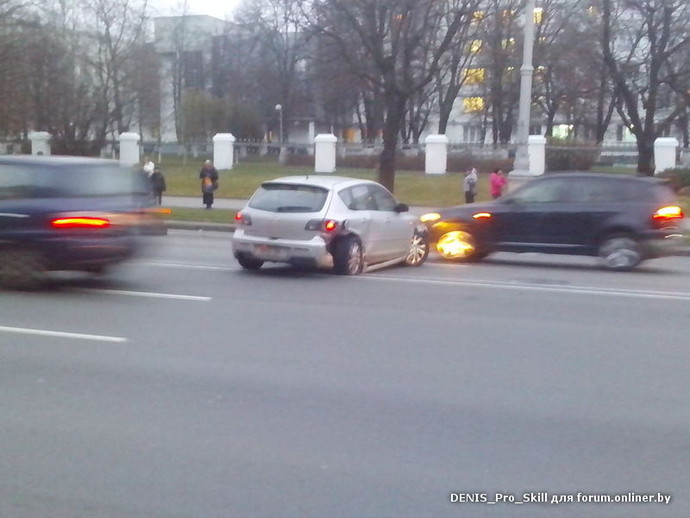 Na Prospekte Stolknulis Sportivnyj Nissan I Mazda