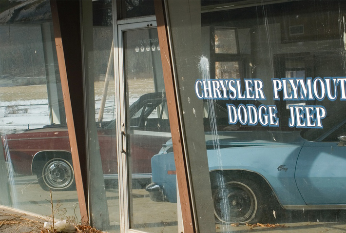 Внутри салона остались два Plymouth Fury. 1967 (красный) и 1978 (голубой) г.в.
