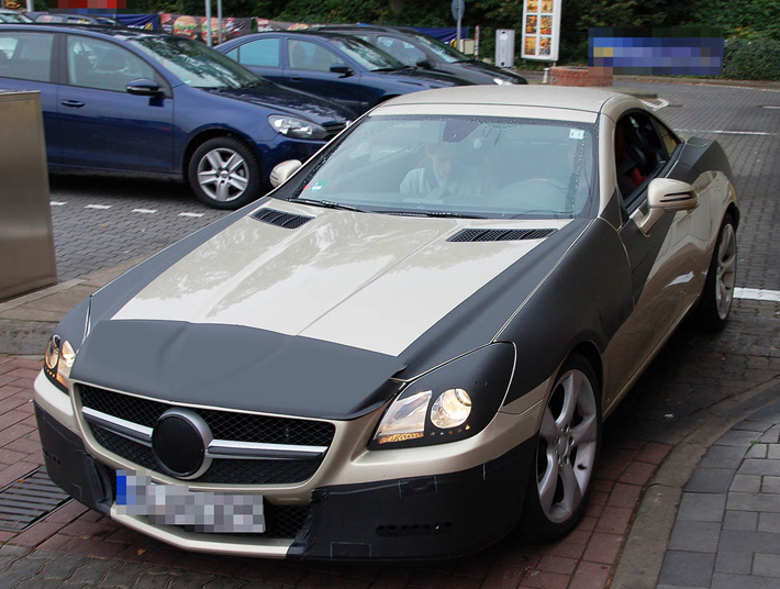 Автомобиль уже практически раскрыт. Увидеть дизайн будущего Mercedes SLK несложно 