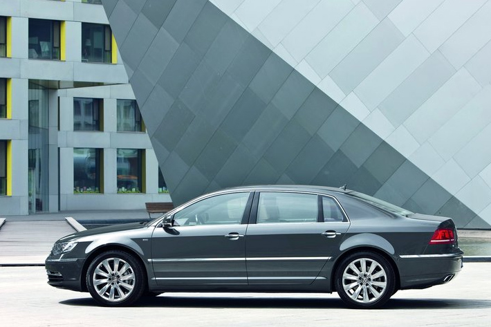 Volkswagen Phaeton продается хуже своих "соотечественников-одноклассников"