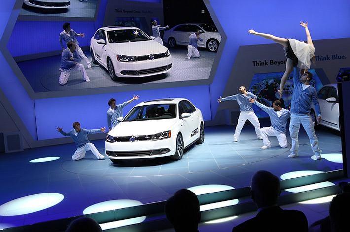 Танцоры тянут руки (и ноги) к гибридному Volkswagen Jetta