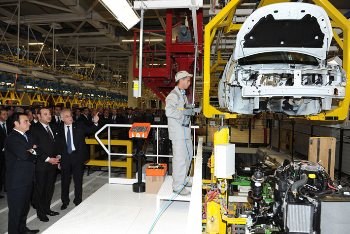 Президент Renault-Nissan Карлос Гон и король Марокко осматривают сборочную линию