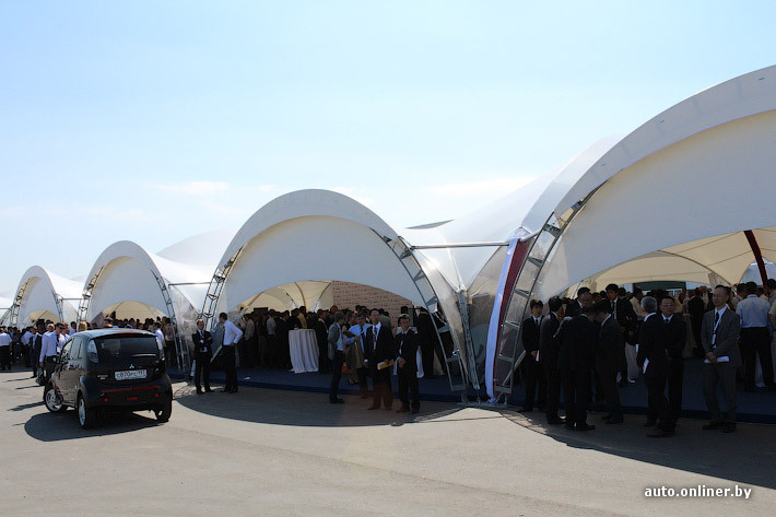 В качестве служебной машины на церемонии открытия работал электромобиль Mitsubishi