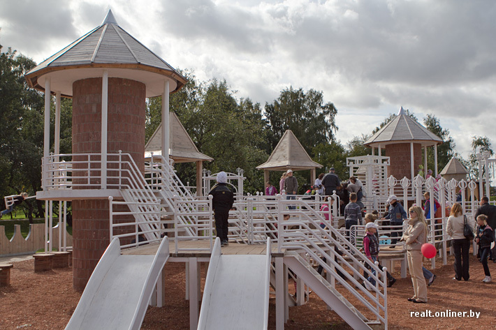 В первый день работы обновленного Лошицкого парка на детской площадке  пострадал ребенок