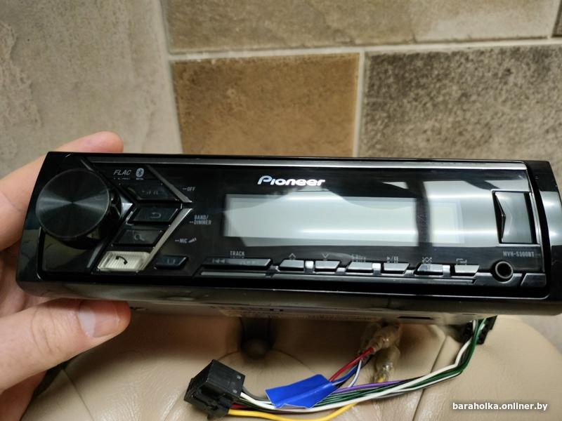 Через блютуз магнитофон в машине. Как подключить юсб кабель к магнитоле в автомобиле. Подключить блютуз к магнитоле. Usb в магнитолу через aux. Как слушать музыку через юсб.