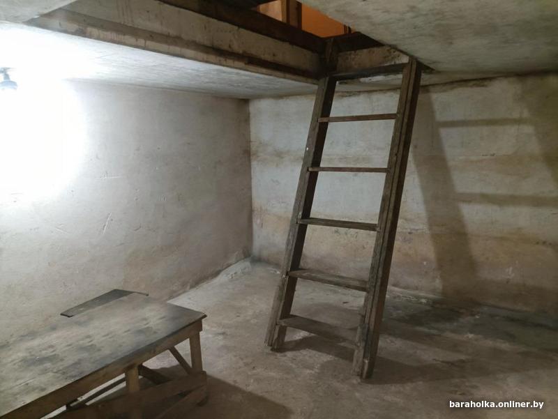 подвал в гараже. погреб в гараже. ступеньки в смотровую яму в гараже. подвал под гаражом. отделка подвала в частном доме.