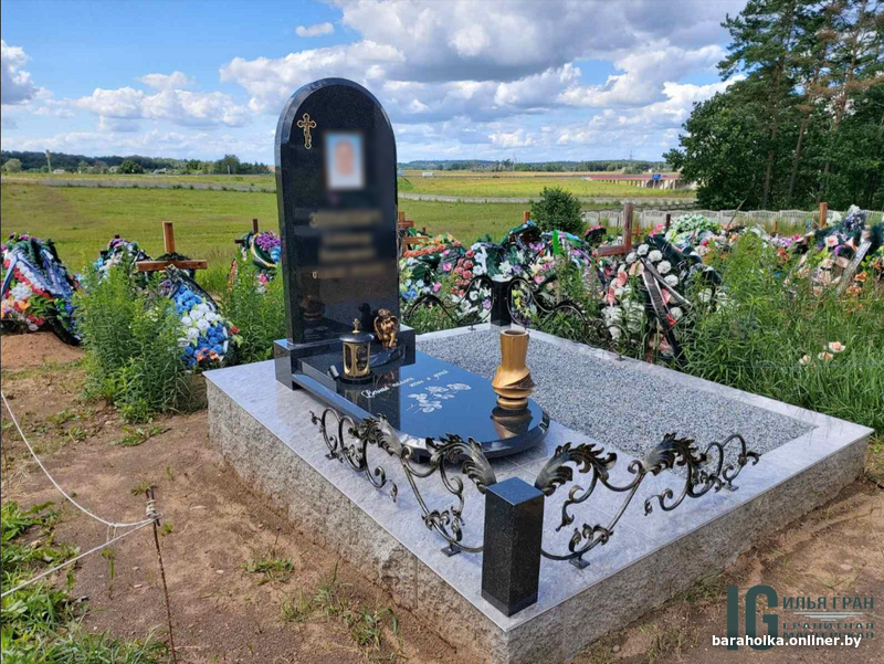 памятники на могилу из гранита. изготовление памятников адреса и телефоны. мемориальный комплекс на могилу под ключ. карагали астраханская изготовка памятников. оригинальные памятники на могилу.
