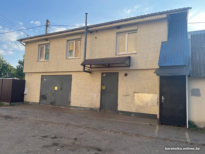 Расположена в отдельно стоящем здании. Расположена в отдельно стоящем здании