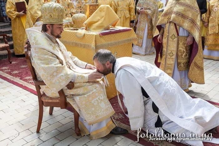 Священник извращенец. На коленях православные. Священник на коленях. На коленях перед священником. Поклон священнику.