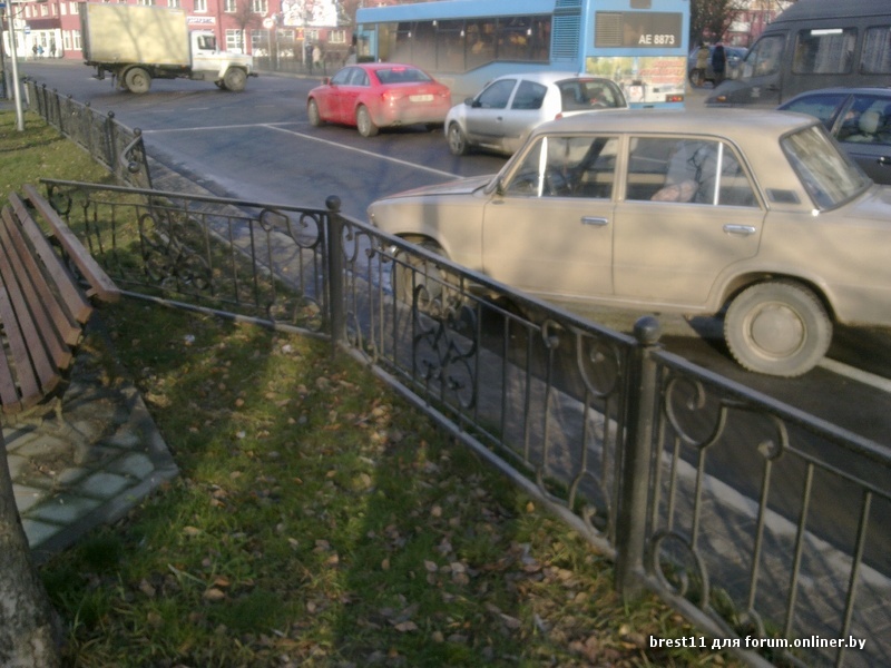 На бульваре Космонавтов автомобиль Жигули въехал в ограду