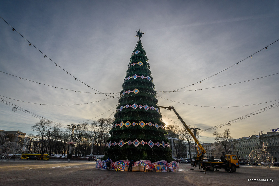 Фотофакт: новогоднюю елку украшают светодинамическими элементами