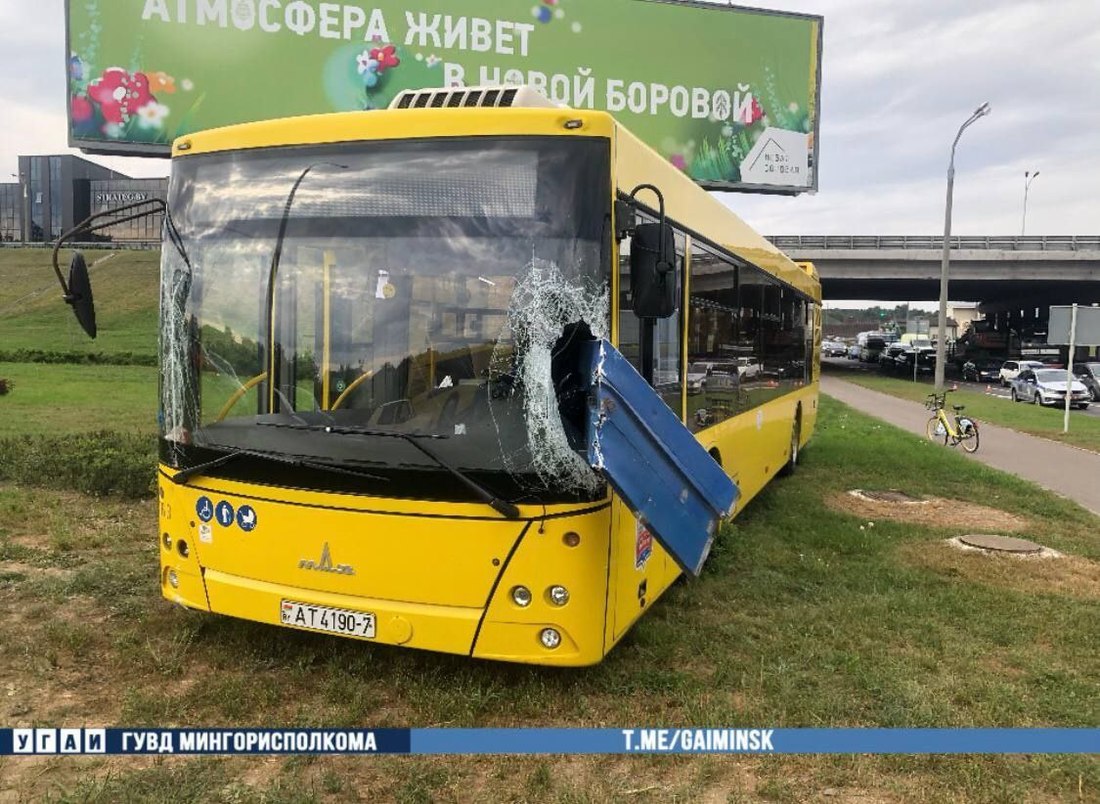 Автобус с пассажирами оказался на «зеленке». Что случилось на Долгиновском  тракте