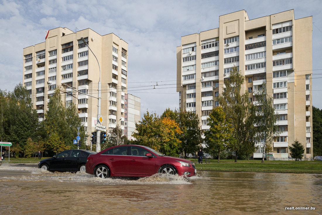 Во Фрунзенском районе исчезла вода из-под крана. Она затопила улицу Лобанка