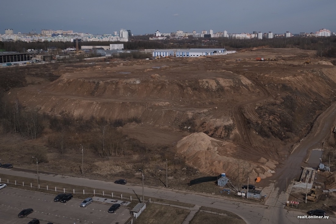 Рукотворная гора песка со стройки метро растет в Сухарево