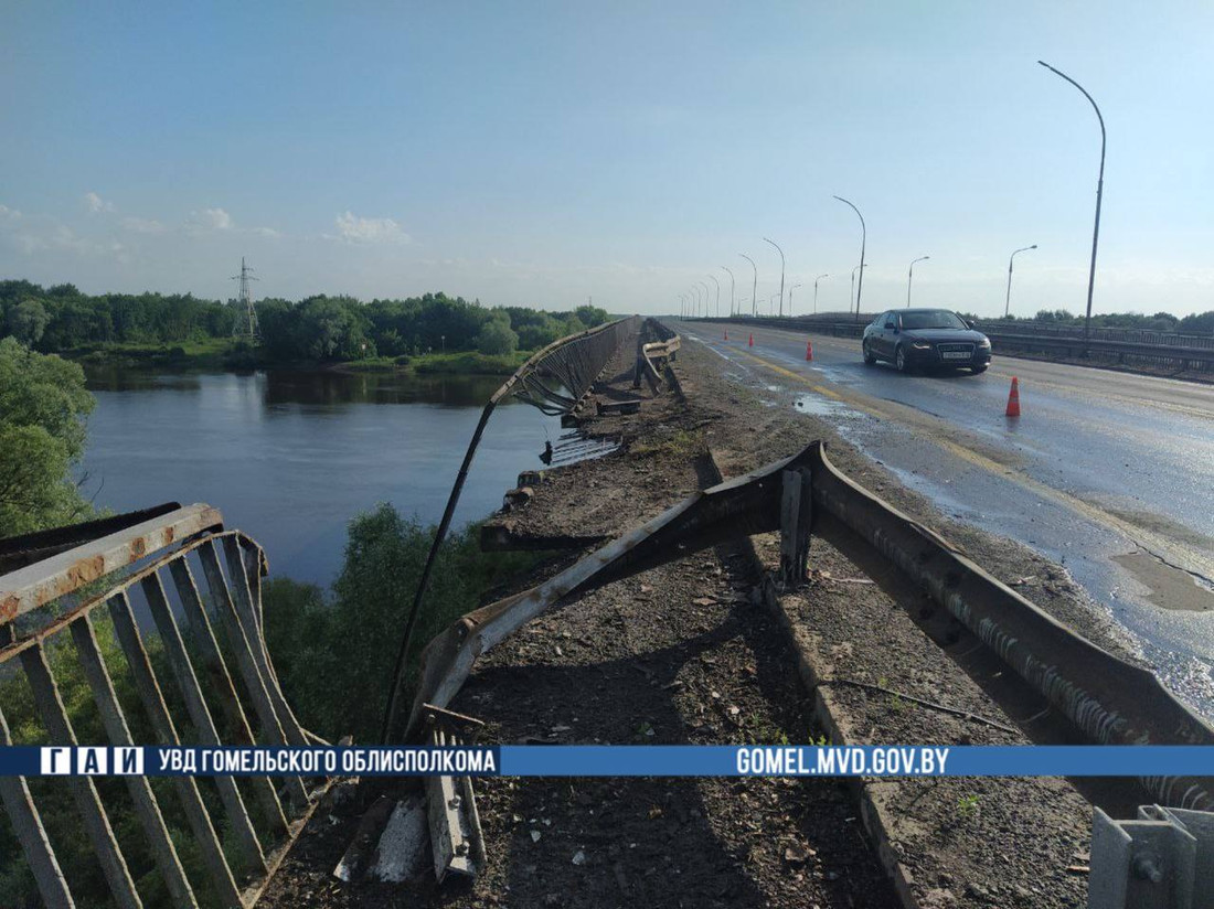 Бензовоз упал с моста через Днепр