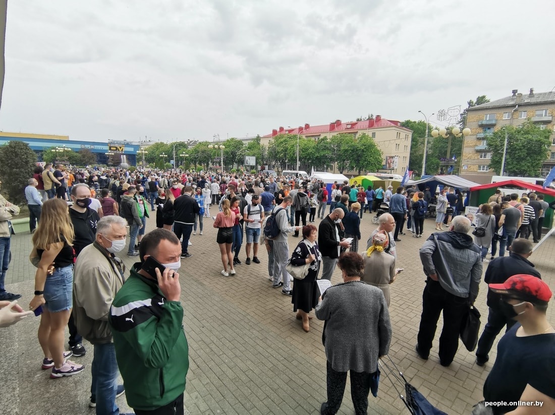 Дом мебели возле комаровского рынка