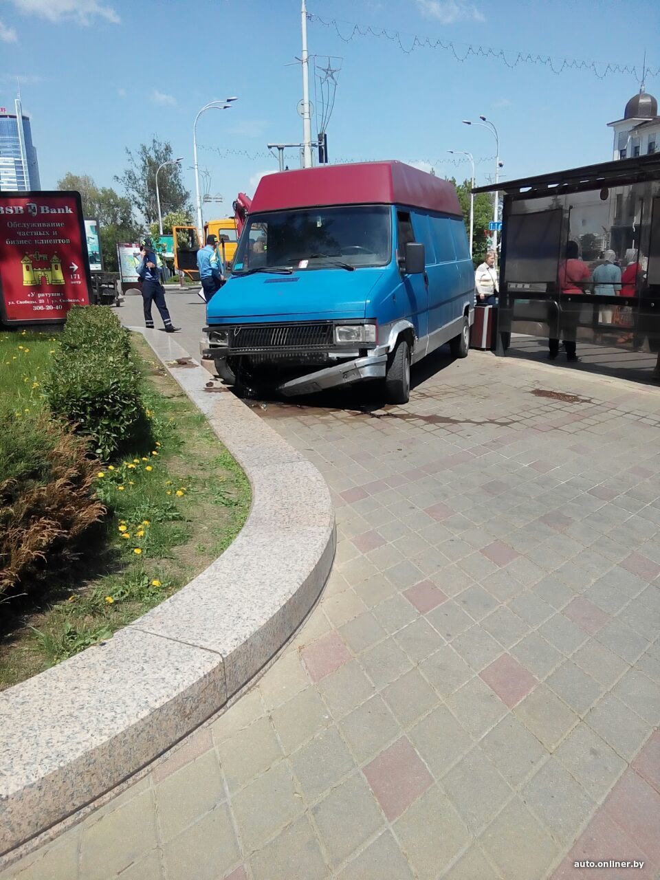 В центре Минска Fiat Ducato вынесло на автобусную остановку. Водитель  оказался «бесправником»