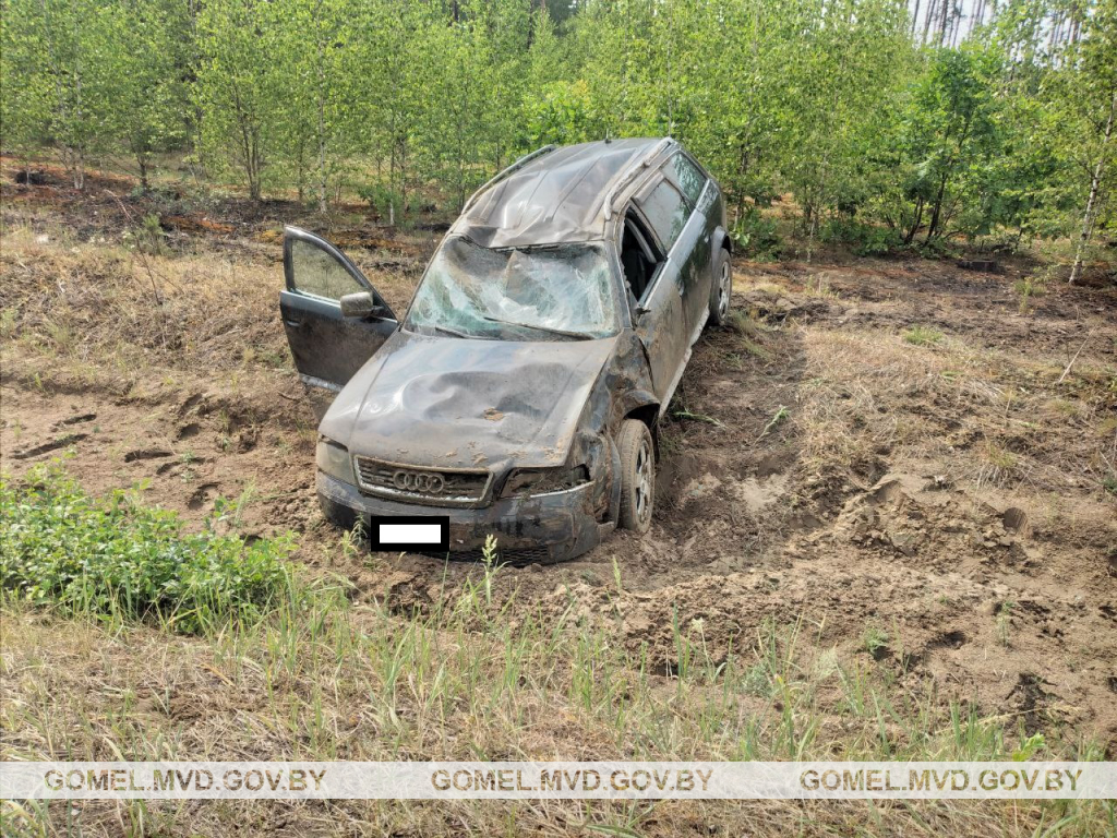 Уснул за рулем и уехал в кювет? На загородной трассе опрокинулась Audi