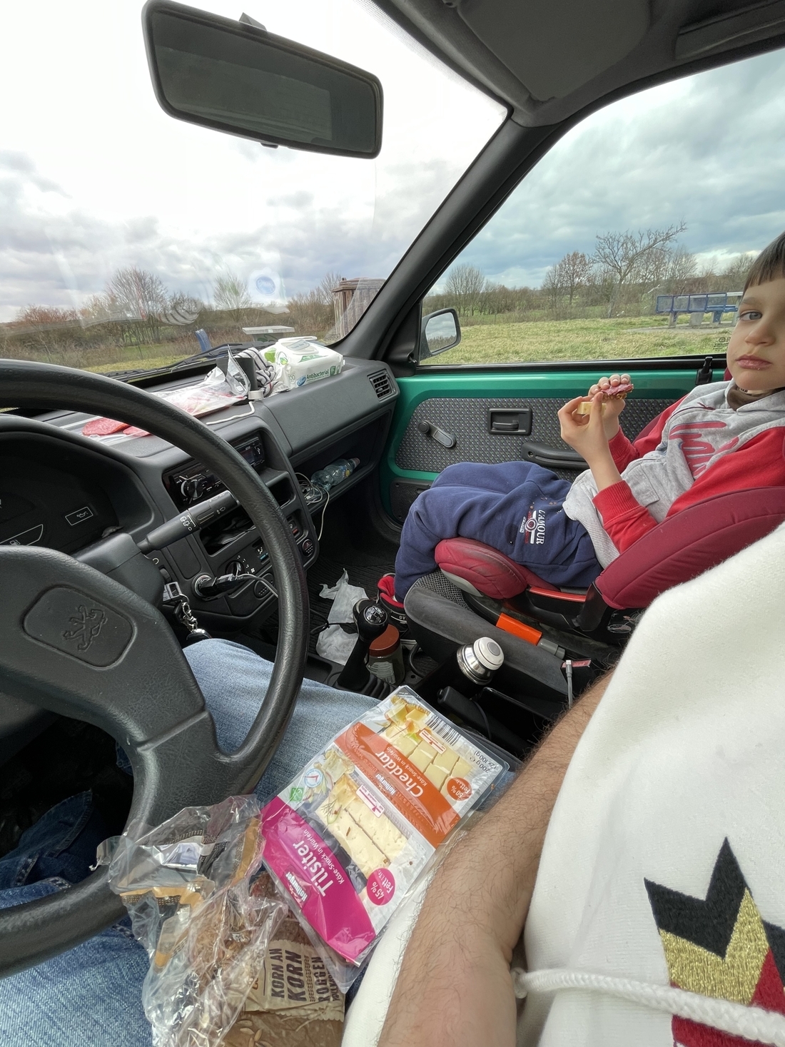 Белорус с сыном отправились на стареньком Peugeot 106 в Испанию. Доехали?