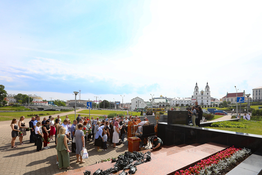 25 лет назад случилась трагедия на Немиге. Минчане несут цветы к метро