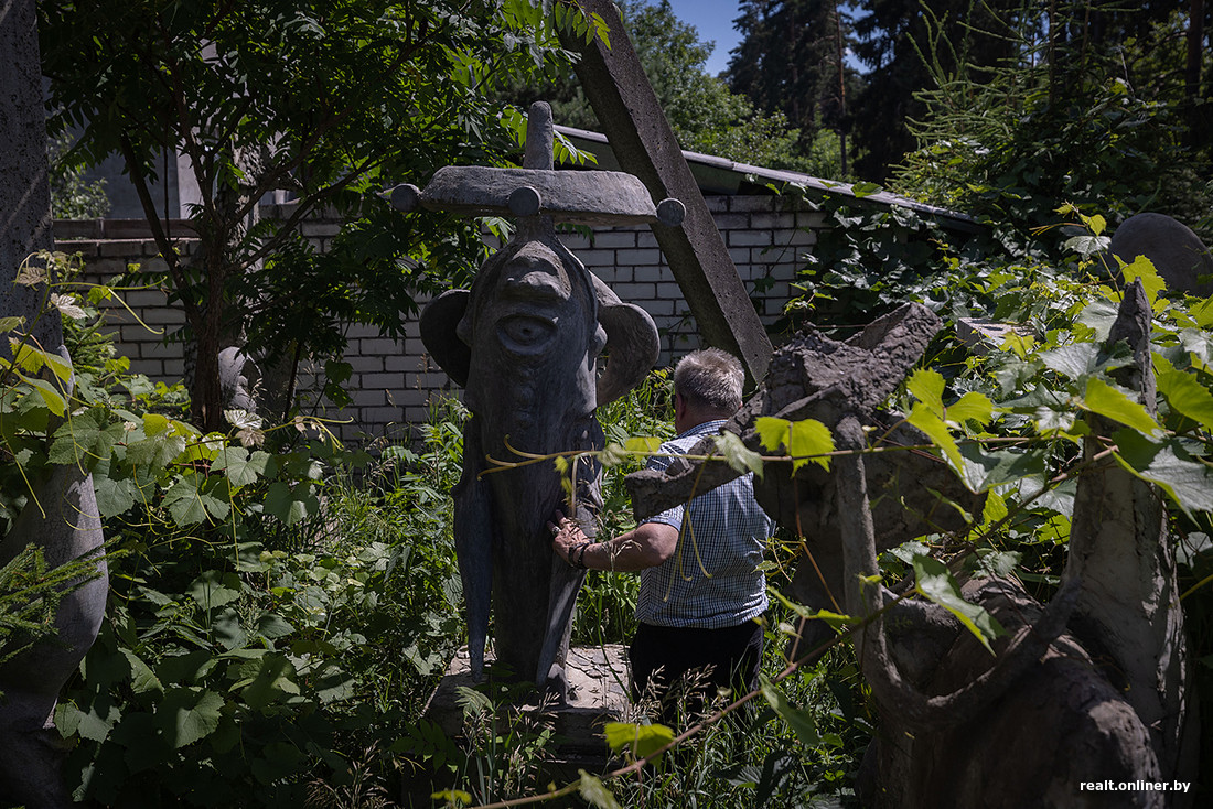 «Некоторые обходят его стороной и даже крестятся». В Беларуси обнаружен необычный дом, который пугает и восхищает местных