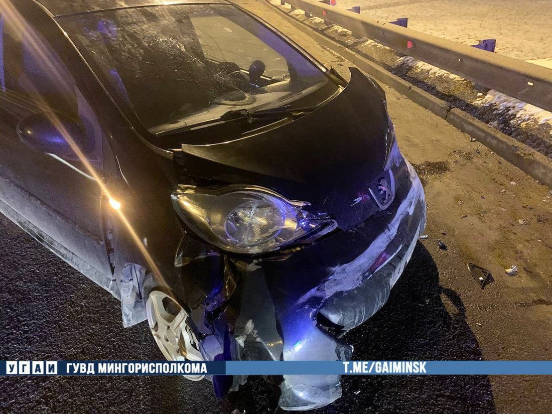 На МКАД Peugeot занесло в отбойник, пострадала девушка