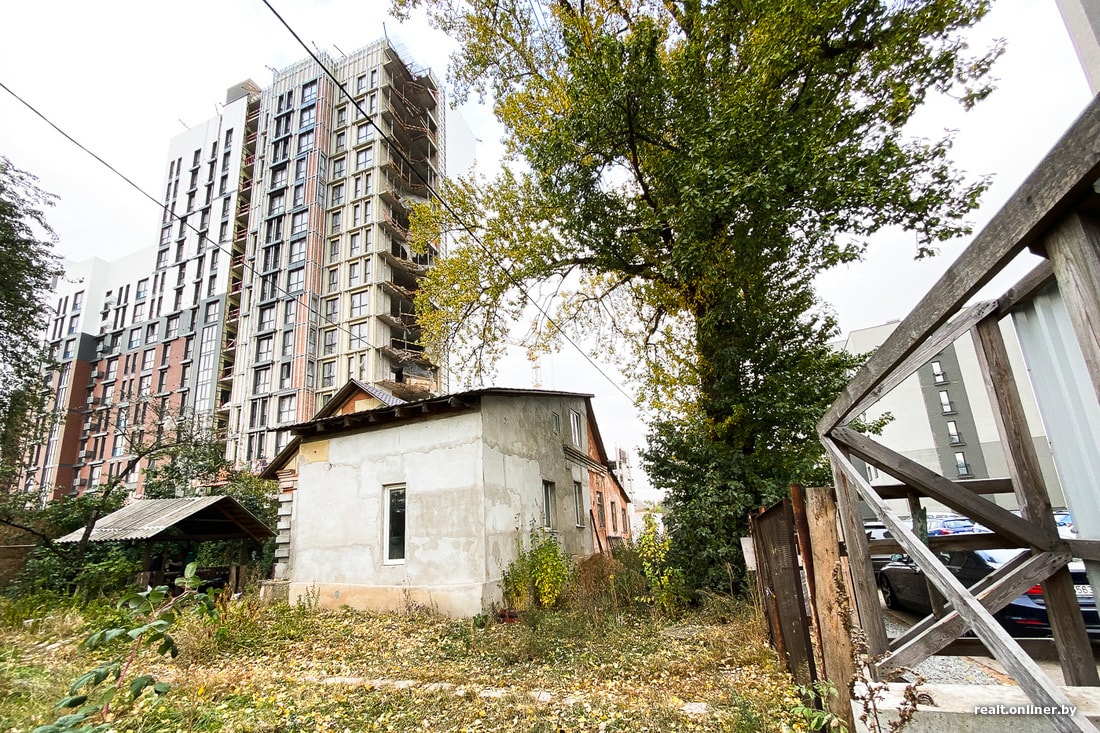 В Минске достраивают многоэтажку без угла. Мешает «дом-гвоздь»