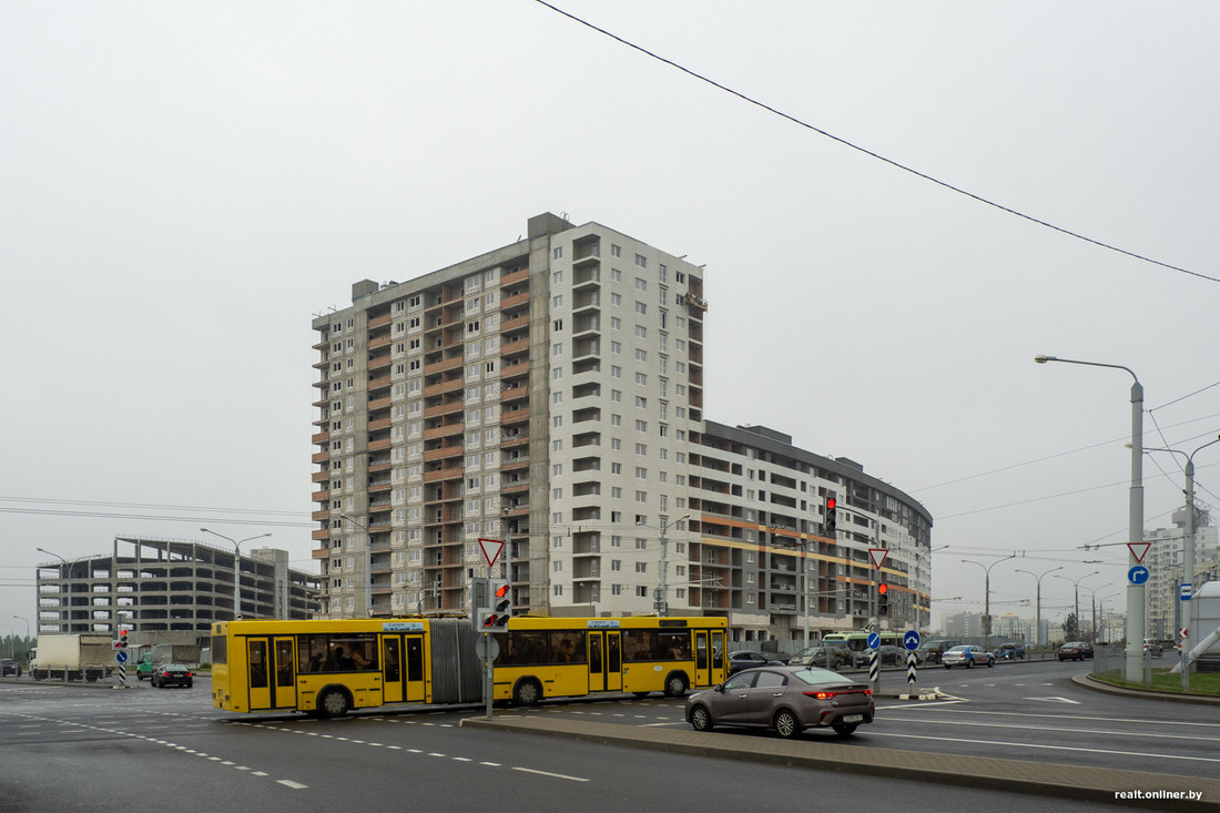 По действующим договорам». В Мингорисполкоме рассказали, как будут решать  вопрос с проблемным домом в Лошице-7