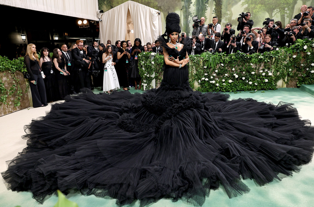 Платье из песка — как вам такое? Разглядываем наряды Met Gala