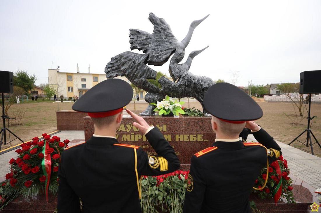 В Барановичах появился памятник летчикам, которые уводили самолет от домов  и разбились