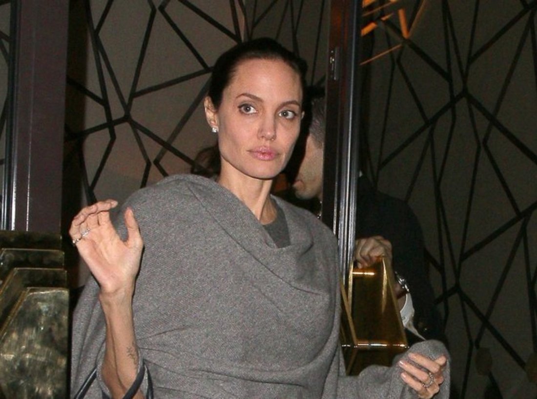 Голая Анджелина Джоли в страстной сцене - Адская кухня (1998)