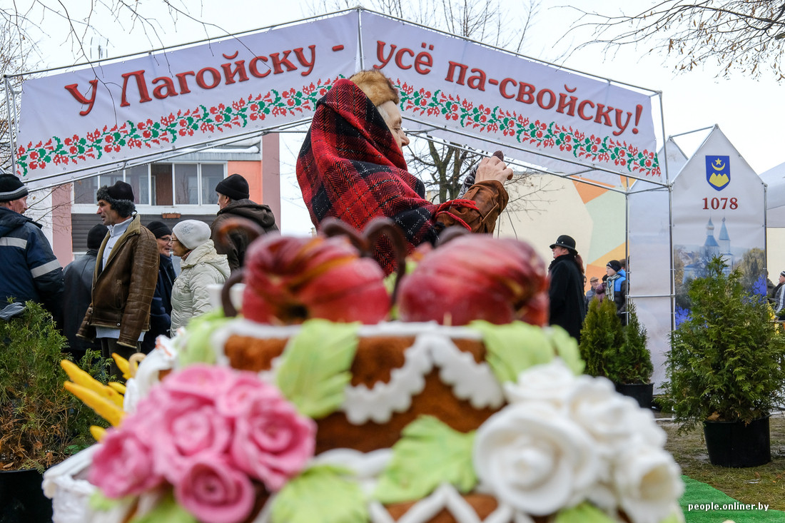 Дожинки фото. Композиции из соломы на дожинки. Дожинки в беларуси. Праздник дожинки в белоруссии кратко. Дожинки в логойске.