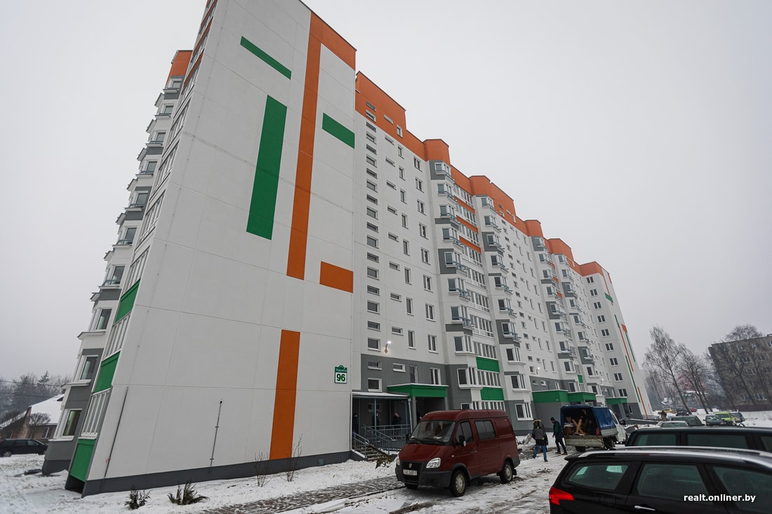 номер очереди на квартиру в минске фрунзенский район. 258d2e4a29e3d6a30519a17f8873818a. номер очереди на квартиру в минске фрунзенский район фото. номер очереди на квартиру в минске фрунзенский район-258d2e4a29e3d6a30519a17f8873818a. картинка номер очереди на квартиру в минске фрунзенский район. картинка 258d2e4a29e3d6a30519a17f8873818a. Времена в Беларуси уже не те, что прежде. О бесплатных квартирах для многодетных остается только вспоминать (с ностальгией или злостью — зависит от убеждений вспоминающего). Сегодня в Чижовке заселяют социальную новостройку. В доме 76 двух-, 59 трех- и 2 четырехкомнатные квартиры, а значит, большинству многодетных семей вместо «трешек» и «четырешек» достались «двушки». В нынешних условиях люди рады и такой помощи от государства, но не все уже придумали, как разместить пять человек в двух комнатах. Да и финансируется строительство совсем не так, как в сытые годы: некоторым семьям вместо льготного кредита пришлось брать на квартиру коммерческий.