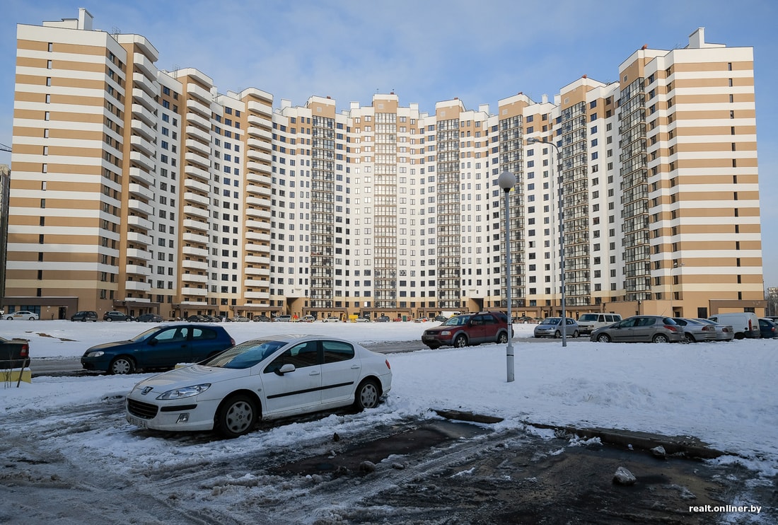 Ручьи по стене и обратная тяга. Минчанка мучается с квартирой в новостройке