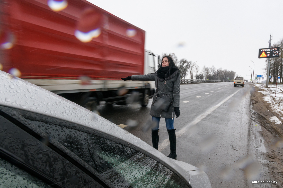 Эксперимент: у девушки в дороге сломалась машина, остановятся ли мужчины  помочь? | Zametno.by